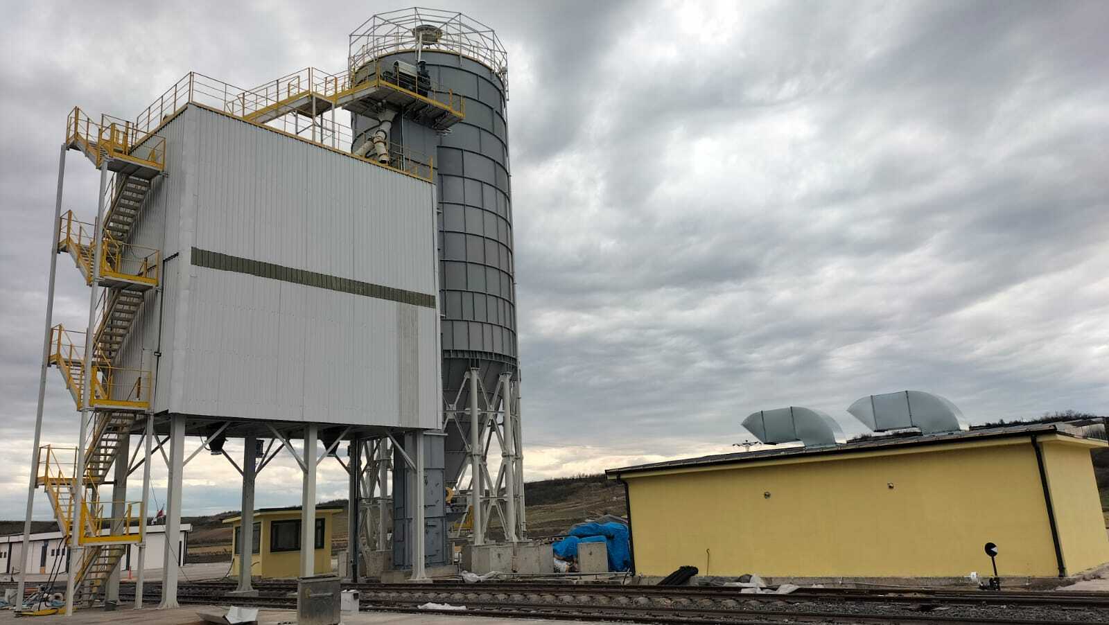 Bolted Steel Storage Silos and Rail Loading